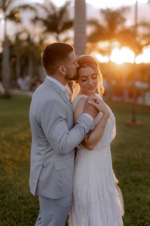 Ensaio pós cerimonia ao ar livre no por do sol
'