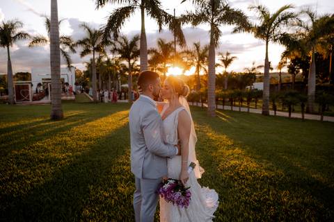 Ensaio pós cerimonia ao ar livre no por do sol
'