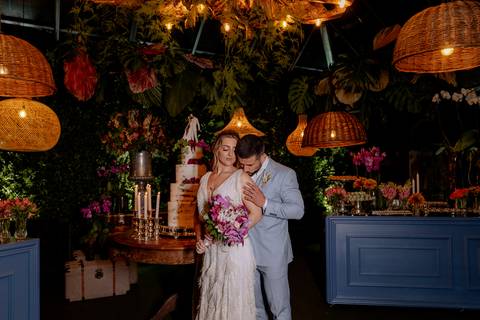 noivos na mesa do bolo'