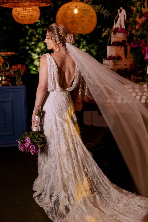 Inspiração de vestido de noiva com plumas e véu '