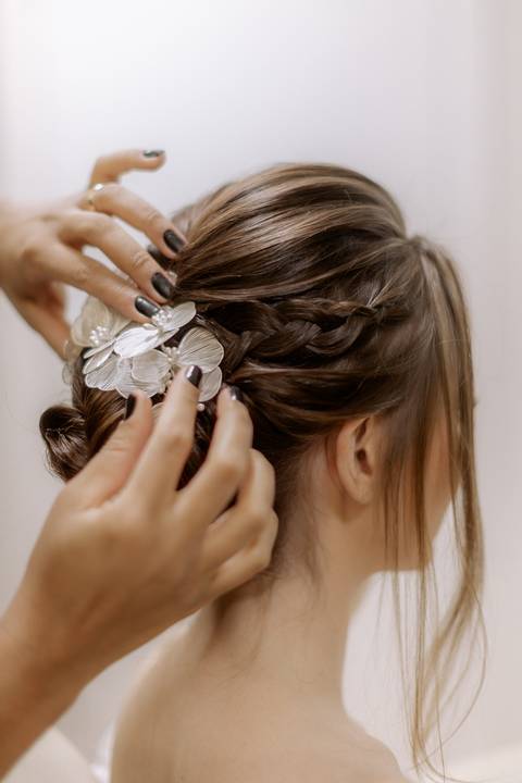 Grinalda de flores com penteado em coque com tranças '