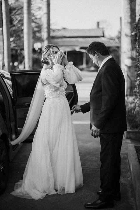 noiva emocionada antes da sua entrada '