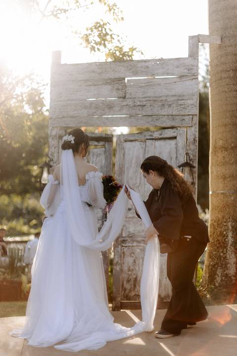 Entrada da noiva em casamento de dia ao ar livre '