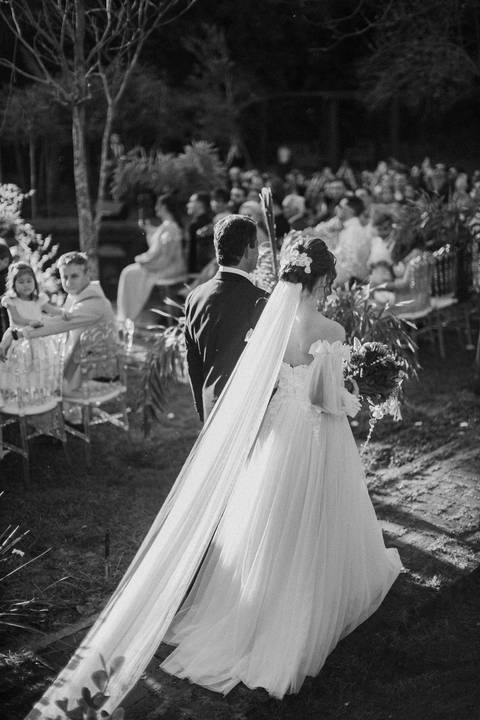 Entrada da noiva em casamento de dia ao ar livre em maringá'