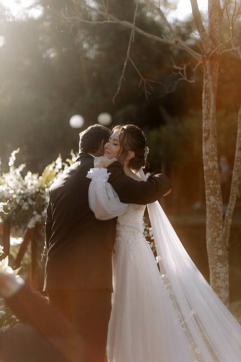 entrada da noiva em casamento de ao ar livre'