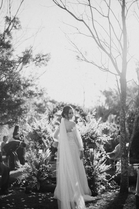 entrada da noiva em casamento de ao ar livre'