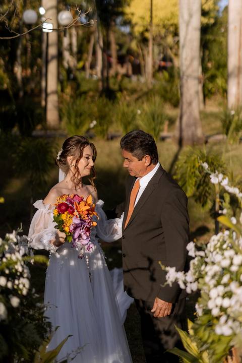 entrada da noiva em casamento de ao ar livre'
