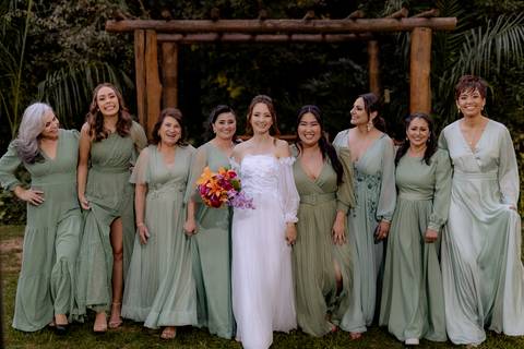 ensaio com as madrinhas na paleta de cores em verde '