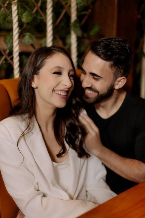 Ensaio pré wedding criativo em uma cafeteria na ciade de maringá '