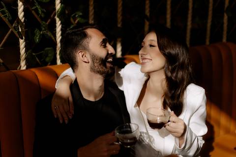 inspiração de ensaio de casal na cafeteria '