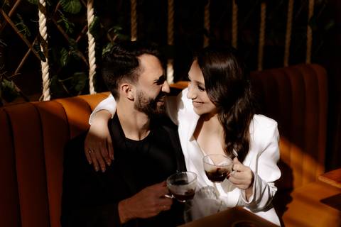 inspiração de ensaio de casal na cafeteria '