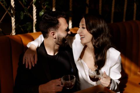 inspiração de ensaio de casal na cafeteria '