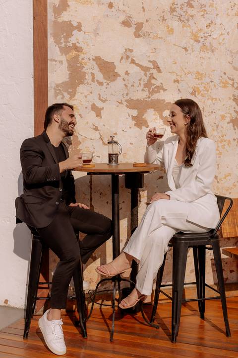 ensaio leve  e descontraído em uma cafeteria '