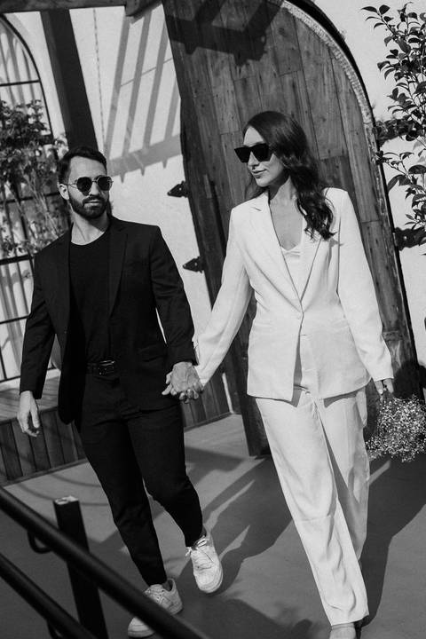 casal caminhando em ensaio de dia'