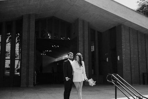 ensaio pré wedding em frente a igreja'