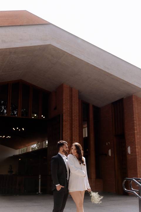 ensaio pré wedding em frente a igreja'