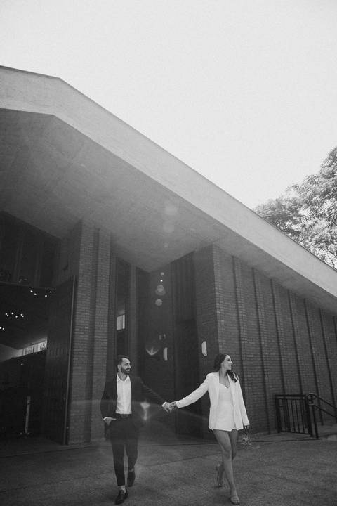 ensaio pré wedding em frente a igreja'