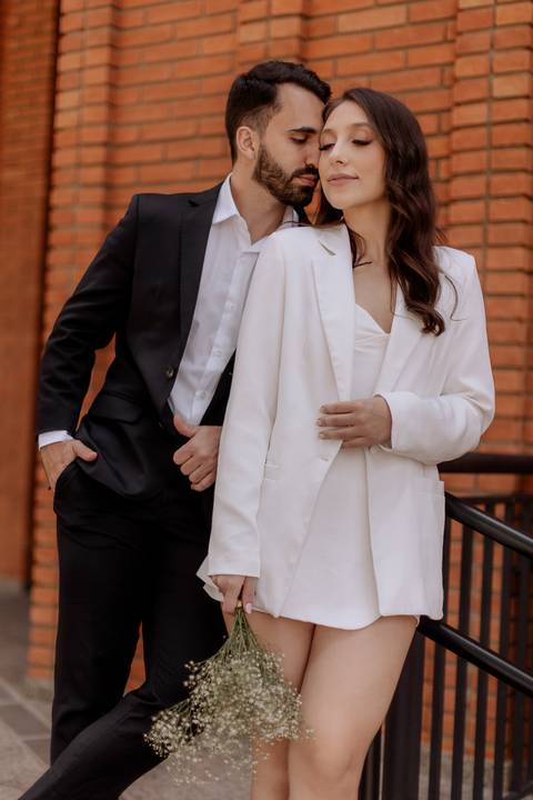 ensaio pré wedding em frente a igreja'