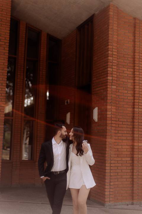 ensaio pré wedding em frente a igreja'