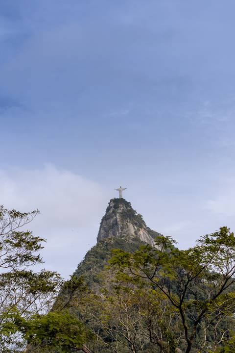 vista maravilhosa do cristo redentor em ensaio pré wedding '