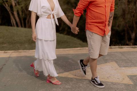 casal caminhando em Mirante no Rio de Janeiro '