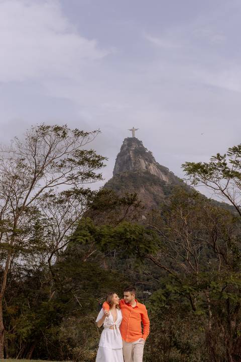 vista maravilhosa do cristo redentor em ensaio pré wedding '