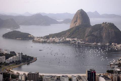 vista maravilhosa do cristo redentor em ensaio pré wedding '