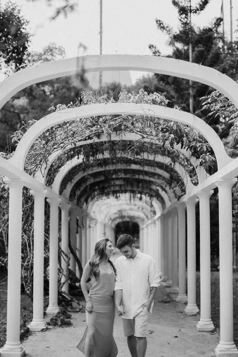 casal caminhando no jardim botânico '