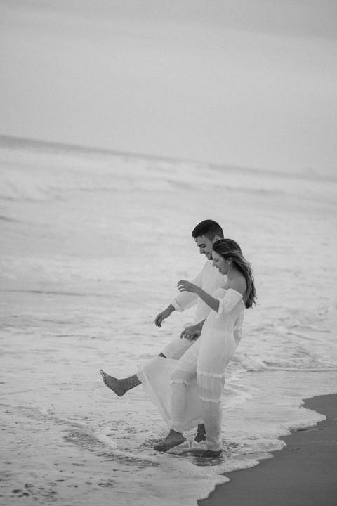 casal em momento descontraído em ensaio pré wedding na praia '