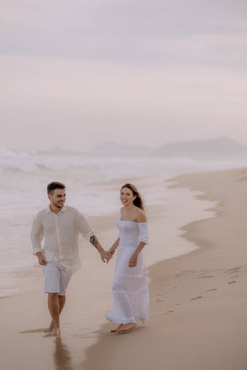 casal em momento descontraído em ensaio pré wedding na praia '
