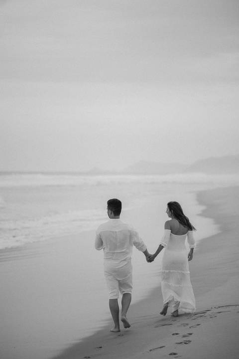 casal caminhado na praia '