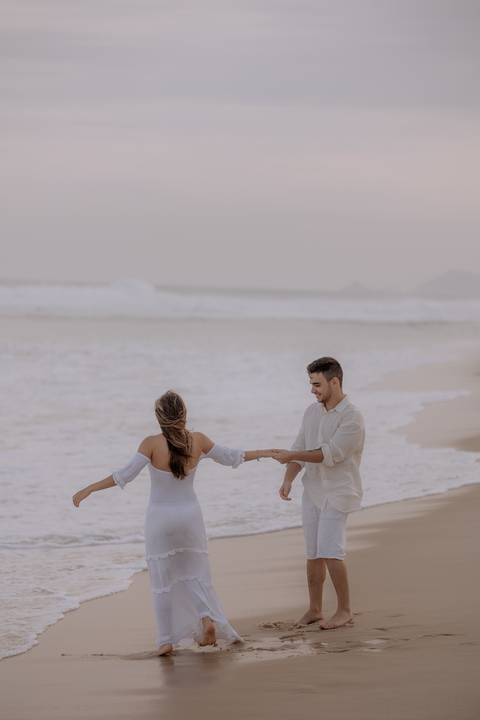 casal em momento descontraído em ensaio pré wedding na praia '