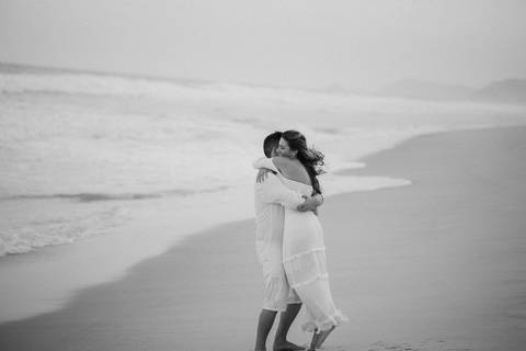 casal se abraçando na praia '