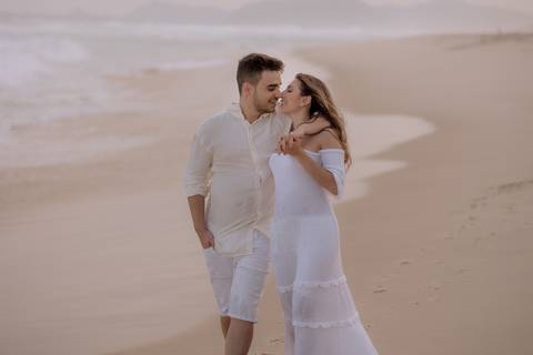 casal caminhado na praia '