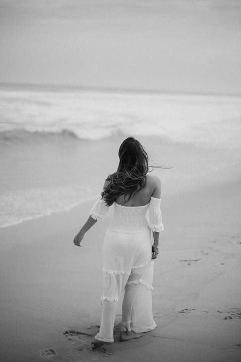 retrato feminino na praia '