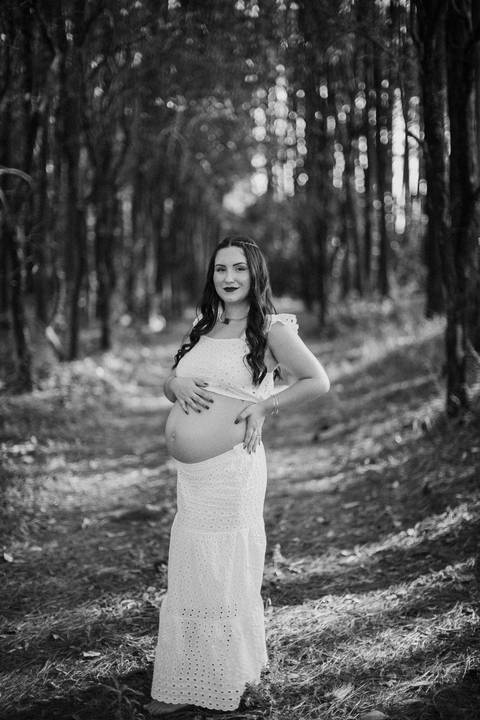 Inspiração de ensaio de gestante na floresta'