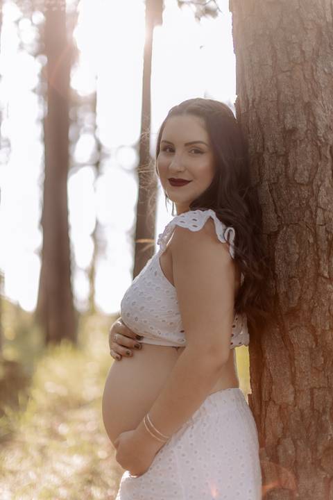 Retrato de gestante para ensaio na floresta '