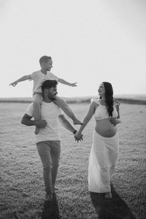 Lindo ensaio de gestante no campo '