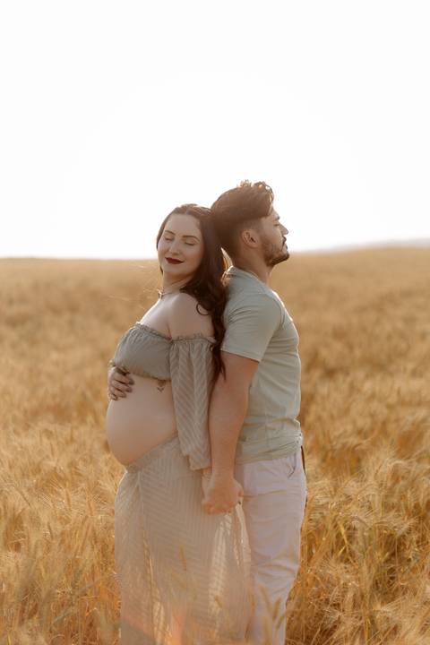 casal em ensaio minimalista de gestante no campo '