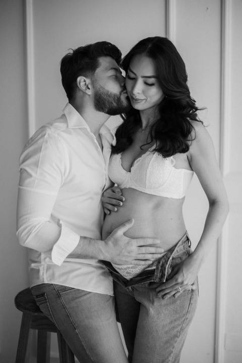 retrato p&b de casal em estudio'