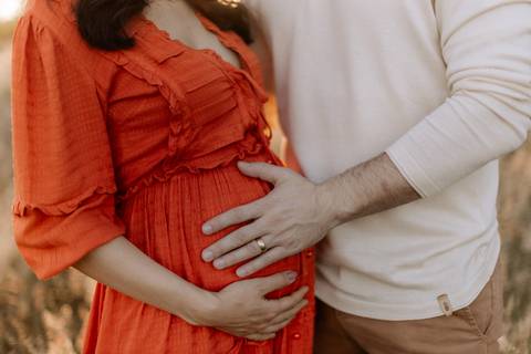 casal a espera de seu bebe em ensaio de gestante criativo'