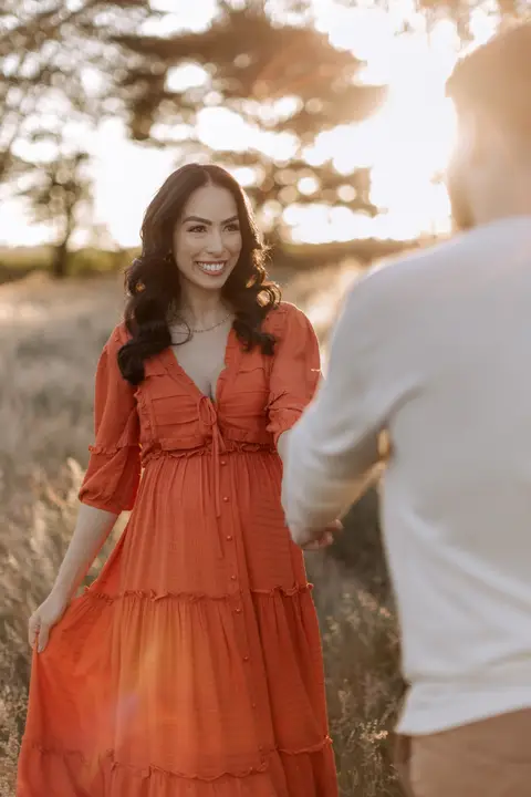 casal a espera de seu bebe em ensaio de gestante criativo'