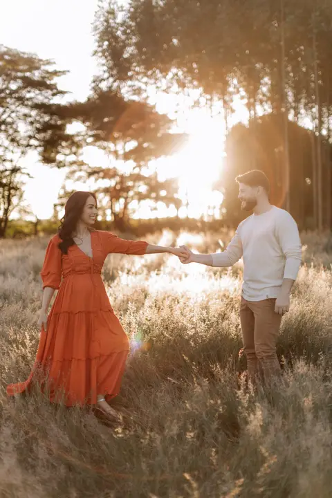 casal em ensaio minimalista de gestante no campo '
