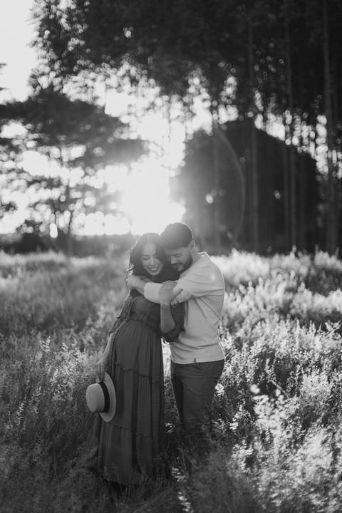 casal a espera de seu bebe em ensaio de gestante criativo'