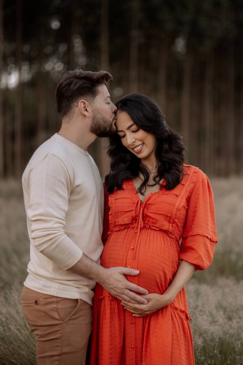 inspiração de look para ensaio de gestante no campo '