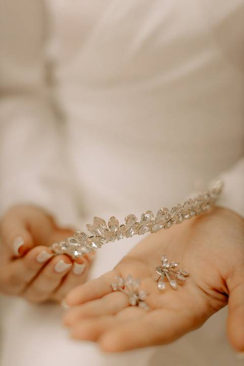 Coroa de pedras para cabelo com coque  '