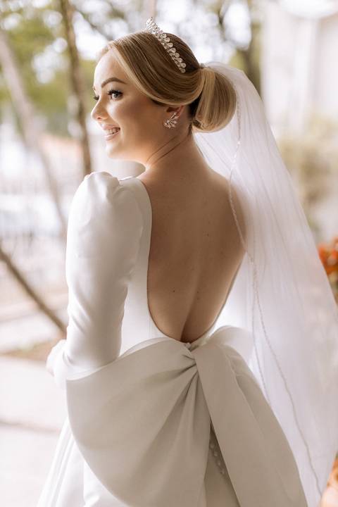 Noiva com vestido em alfaiataria e laço nas costas '