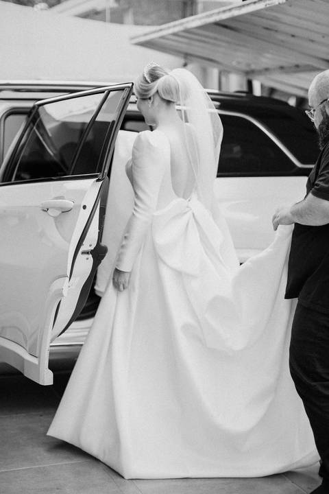 Noiva a caminho da cerimonia na igreja '