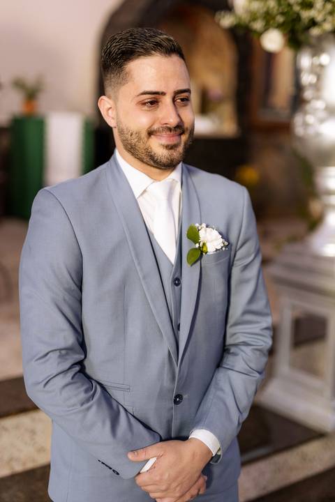 Noivo emocionado com a entrada da sua noiva em casamento na igreja '