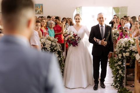 Entrada da noiva em casamento na igreja '